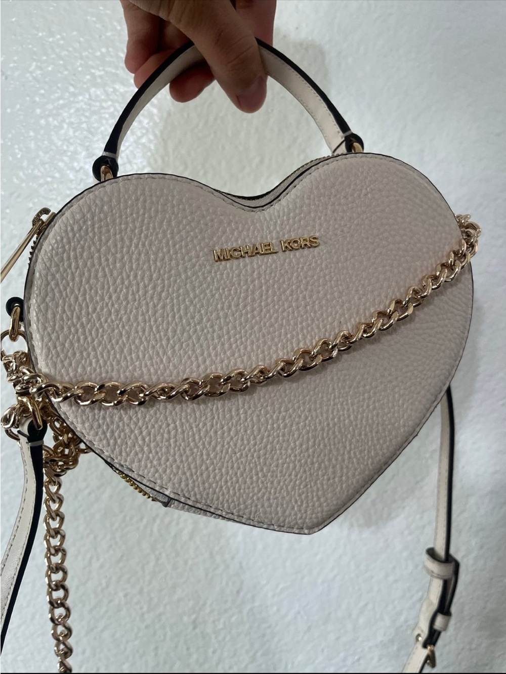 Michael Kors Heart Crossbody Bag in Light Cream with Gold Chain - Picture 3 of 8